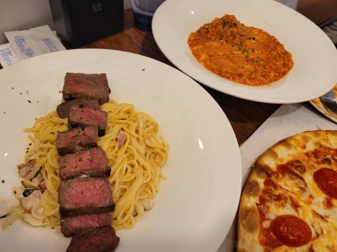홍대 파스타 맛집 홍대 IN 파스타: 대표메뉴 까르보나라, 뽀모도로 파스타, 해산물 크림 파스타 