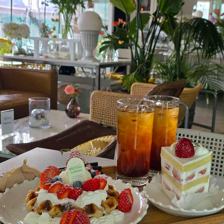 홍대 디저트 맛집 발코니 가든: 대표 메뉴 제철 과일 눈꽃빙수, 제철 과일 크로플, 조각 케이크
