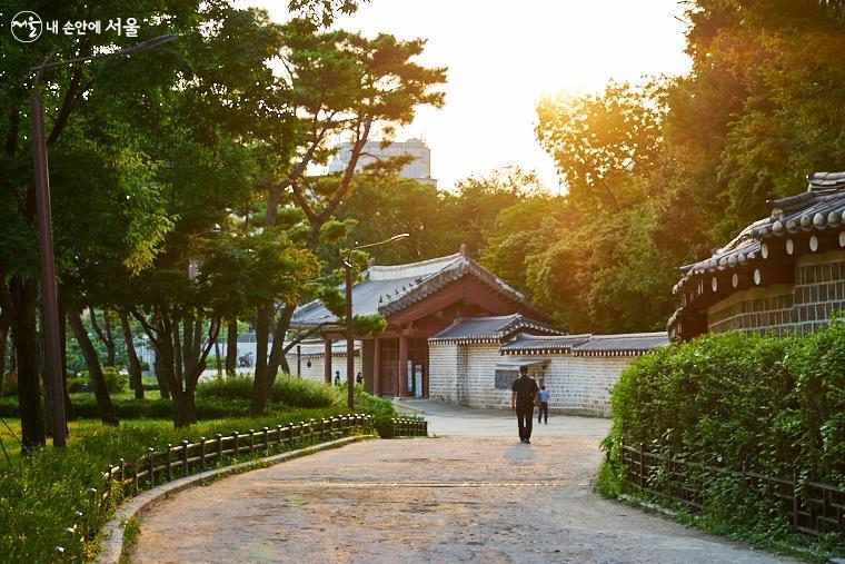 서순라길 놀거리 종묘 돌담길